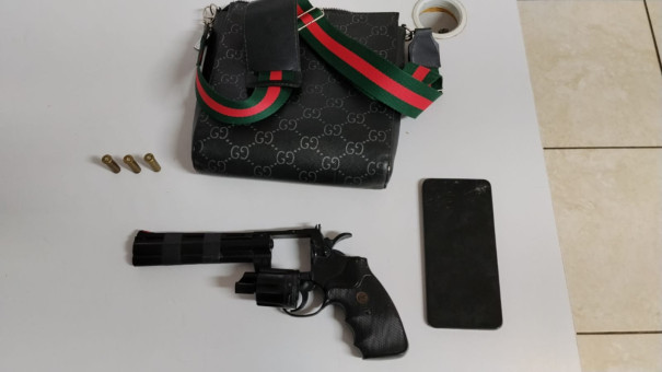 Adolescente é flagrado com simulacro de arma de fogo próximo a escola na Zona Leste de Presidente Prudente