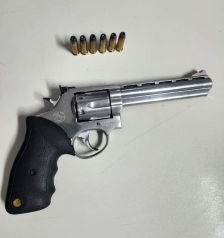 ApÃ³s discussÃ£o entre casal, homem Ã© preso por posse ilegal de arma de fogo de uso restrito com numeraÃ§Ã£o suprimida