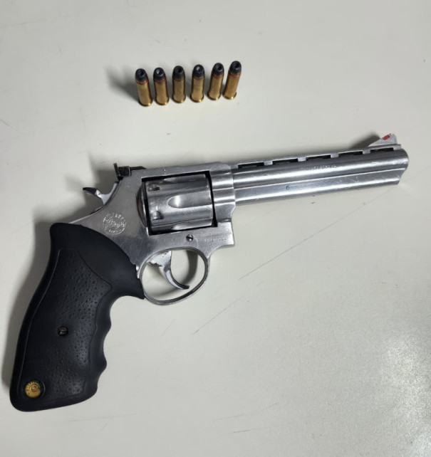Após discussão entre casal, homem é preso por posse ilegal de arma de fogo de uso restrito com numeração suprimida