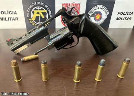 Dois indivÃ­duos sÃ£o autuados em flagrante e arma de fogo e apreendida em HerculÃ¢ndia