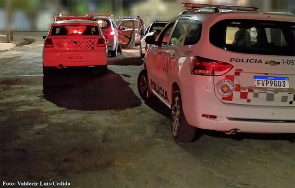 Dupla em moto rende casal de comerciantes em Bastos, aponta arma de fogo para uma das vítimas e rouba corrente e pulseira de ouro