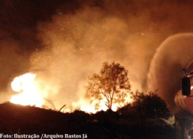 IncÃªndio atinge Ã¡rea rural no municÃ­pio de Bastos 