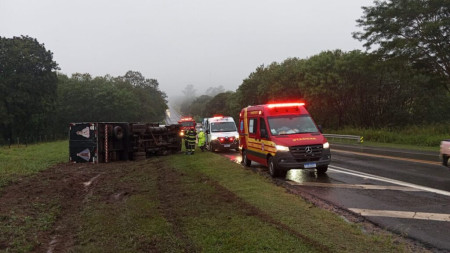 CaminhÃ£o baÃº tomba na SP-294, em Pacaembu