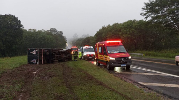 Caminhão baú tomba na SP-294, em Pacaembu