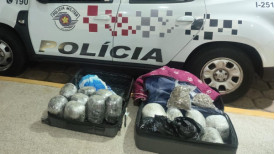 Bolivianas sÃ£o presas pela PM na rodoviÃ¡ria de JunqueirÃ³polis com 17 kg de maconha em duas malas