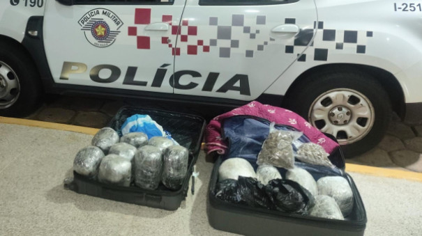 Bolivianas são presas pela PM na rodoviária de Junqueirópolis com 17 kg de maconha em duas malas