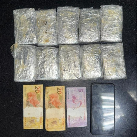 Com tabletes de haxixe marroquino, boliviano Ã© preso por trÃ¡fico internacional de drogas, em Santo AnastÃ¡cio