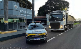PolÃ­cia RodoviÃ¡ria prende homem e recupera caminhÃ£o roubado em rodovia da regiÃ£o