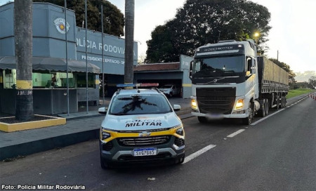 PolÃ­cia RodoviÃ¡ria prende homem e recupera caminhÃ£o roubado em rodovia da regiÃ£o