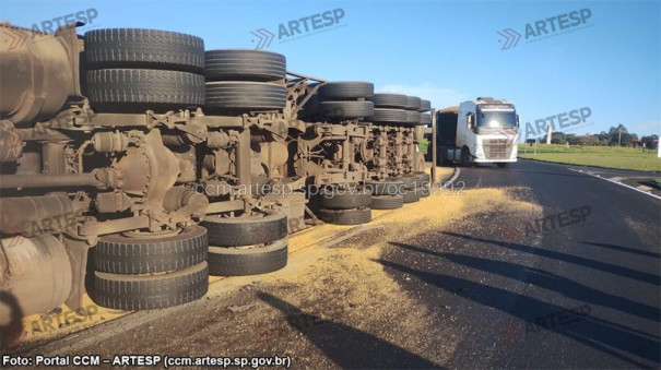 Caminhão tomba ao fazer curva de retorno, espalha farelo na pista e interdita rodovia de Quatá