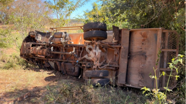 Caminhão compactador de lixo de Lucélia tomba na Plácido Rocha, em Adamantina