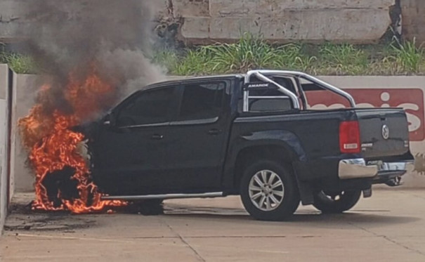 Caminhonete é destruída por incêndio em estacionamento de farmácia em Junqueirópolis
