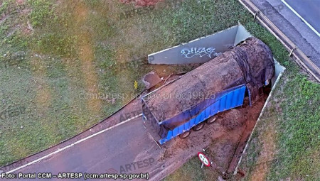 Carreta fica entalada sob viaduto de acesso Ã  Raposo Tavares e interdita trÃ¡fego por 10 horas