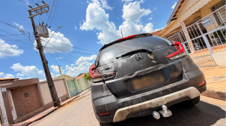 Transformador explode em poste e lanÃ§a chamas sobre carro na garagem de residÃªncia em Adamantina