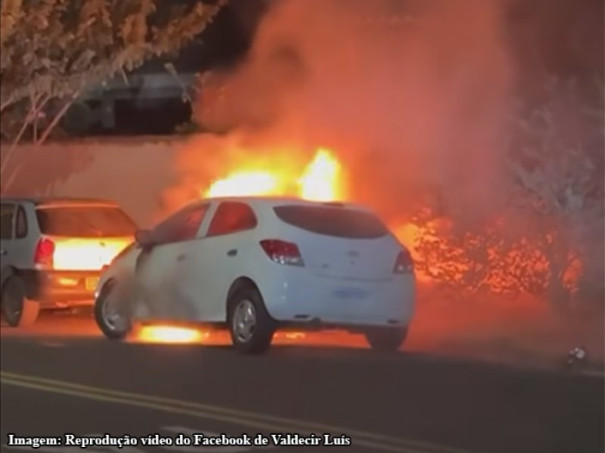 Carro pega fogo no Jardim Hikari em Bastos