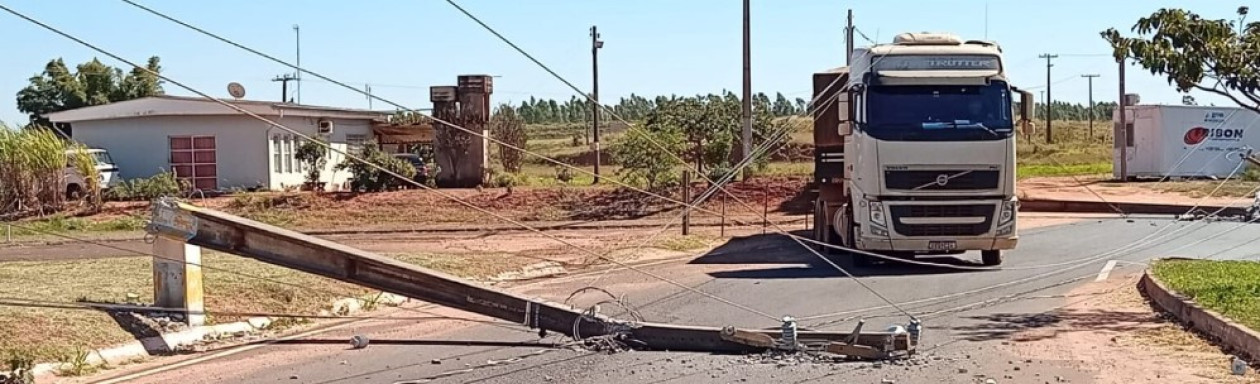 Acidente de trÃ¢nsito envolve caminhÃ£o e rede elÃ©trica trevo da Granol, em OC