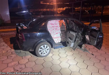 Carro lotado de cigarros contrabandeados Ã© apreendido em Santo AnastÃ¡cio; motorista foi preso