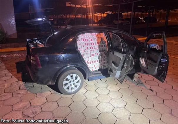 Carro lotado de cigarros contrabandeados é apreendido em Santo Anastácio; motorista foi preso