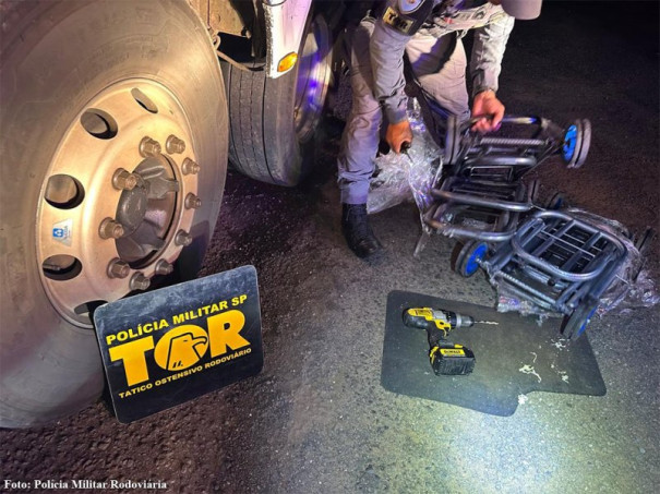 Jovem de 20 anos é preso em ônibus com cocaína em seus pertences