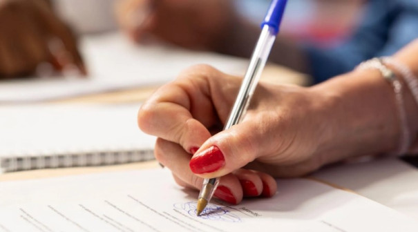 Concursos e processos seletivos oferecem vagas para diferentes níveis de escolaridade na região