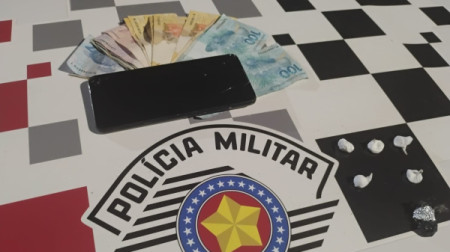 Homem Ã© preso por trÃ¡fico de drogas apÃ³s abordagem da PM e apoio de canil