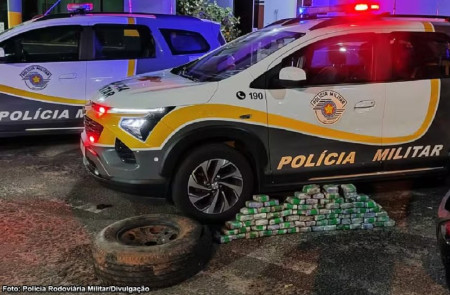Motorista Ã© preso com tabletes de maconha escondidos em estepe de carro na SP-457 em Bastos