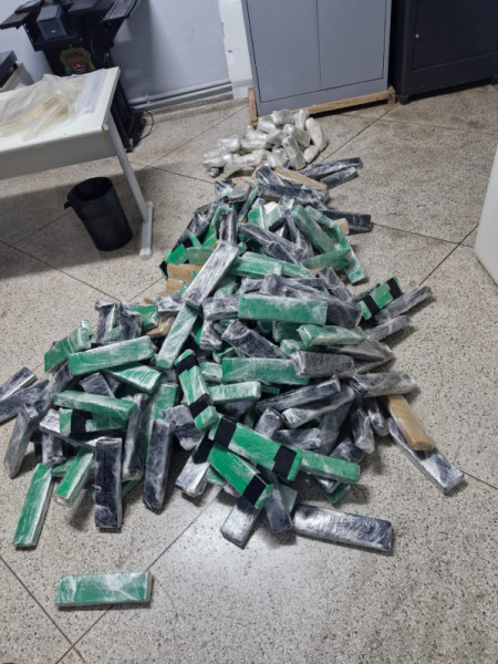 ApÃ³s tentar fugir, homem Ã© preso com carga de mais de 180kg de drogas na SP-425, em Presidente Prudente