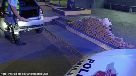 Carro com duas crianÃ§as Ã© apreendido transportando mais de 100 kg de maconha em Presidente EpitÃ¡cio