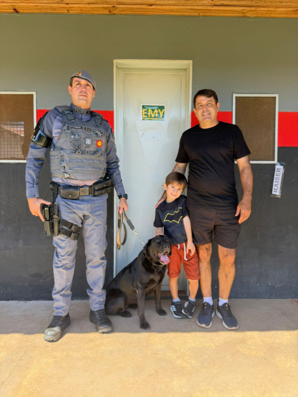 Canil do 25º BPM/I presta continência à cadela Emy em sua aposentadoria