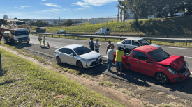 Engavetamento entre dois carros e um caminhÃ£o deixa duas pessoas feridas na Rodovia Raposo Tavares, em Presidente Prudente