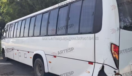 Engavetamento envolvendo carros e Ã´nibus deixa seis feridos na SP-270