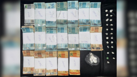 Com mais de R$ 88 mil em residÃªncia, operaÃ§Ã£o desarticula ponto de venda de drogas em Presidente EpitÃ¡cio