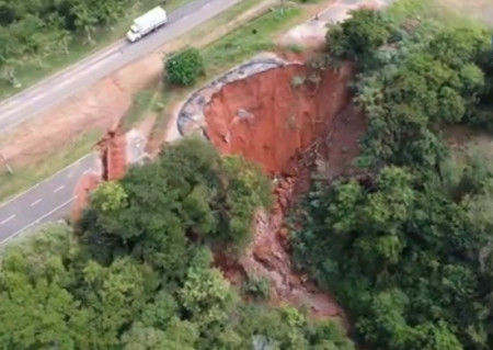 Prefeitura de OC entrega ordem de serviÃ§os para execuÃ§Ã£o da obra na erosÃ£o da Vasco Pigozzi 
