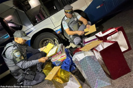 Casal Ã© preso no interior de Ã´nibus com mais de 21 quilos de pasta base de cocaÃ­na