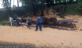 TrÃªs pessoas morrem apÃ³s caminhÃ£o com carga de milho capotar na vicinal TupÃ£ - QuatÃ¡