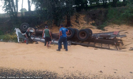 TrÃªs pessoas morrem apÃ³s caminhÃ£o com carga de milho capotar na vicinal TupÃ£ - QuatÃ¡