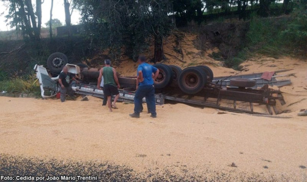 Três pessoas morrem após caminhão com carga de milho capotar na vicinal Tupã - Quatá