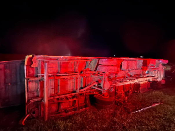 Trabalhador morre após ônibus tombar na estrada vicinal SPV-032, que liga Marabá Paulista e Presidente Venceslau