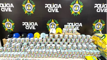PolÃ­cia apreende 200 mil figurinhas falsificadas do Ã¡lbum da Copa do Mundo