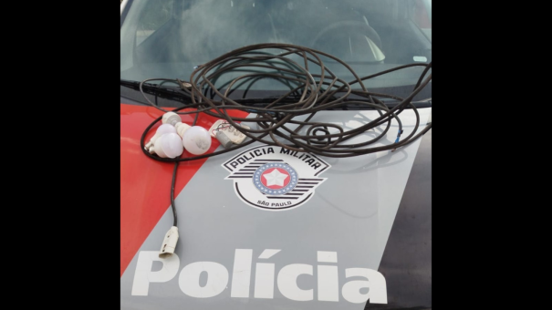 Após furtar fios e lâmpadas de residência, homem é preso ao pular muro de terreno baldio em Dracena