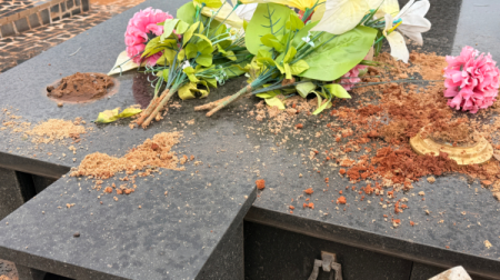 CemitÃ©rio de FlÃ³rida Paulista Ã© vandalizado e tem peÃ§as de bronze furtadas de tÃºmulos