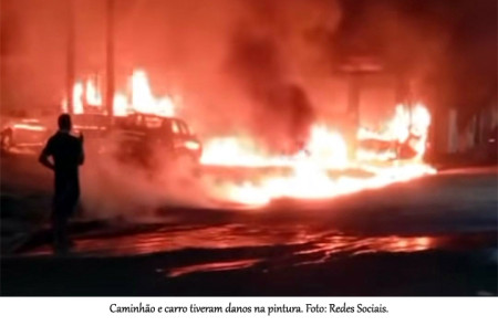 IncÃªndio em veÃ­culos abandonados assusta moradores de Flora Rica