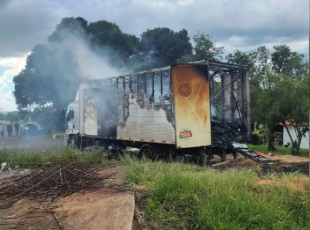 Reparo com serra elétrica causa incêndio em caminhão às margens de rodovia no interior de SP