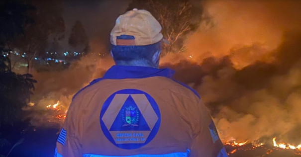 Corpo de Bombeiros e Defesa Civil atendem ocorrência de incêndio em vegetação em OC