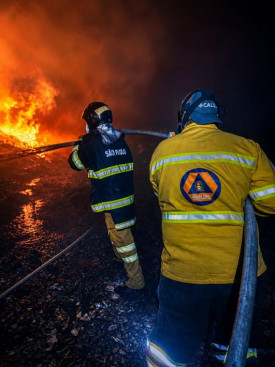 Corpo de Bombeiros foi acionado para combate ao fogo em material reciclÃ¡vel em Osvaldo Cruz