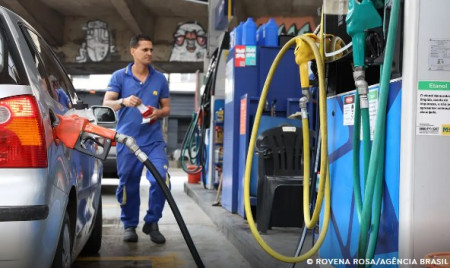 SubsÃ­dio de R$ 0,44 por litro da gasolina Ã© prorrogado por 30 dias