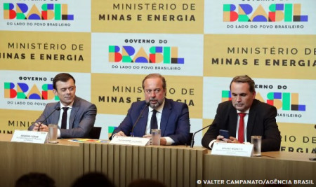 Governo cria subsÃ­dio de atÃ© R$ 0,89 para segurar preÃ§o da gasolina
