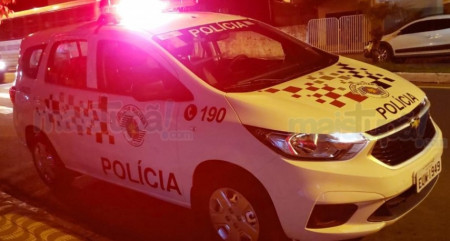 Homem Ã© detido apÃ³s desacatar policiais, arremessar garrafa e causar perturbaÃ§Ã£o em HerculÃ¢ndia