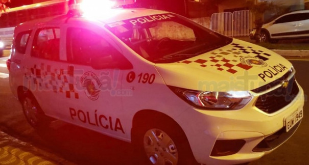 Homem é detido após desacatar policiais, arremessar garrafa e causar perturbação em Herculândia