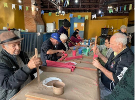 Idosos do Projeto Reviver de OC produzem casinhas para o gatil municipal